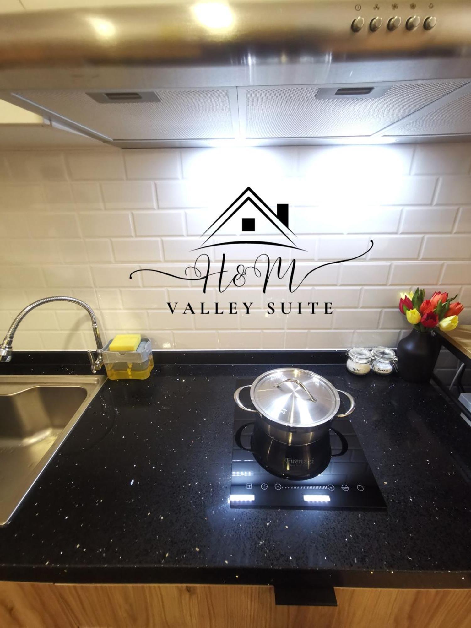 H&m Valley - Pool View Apartment *