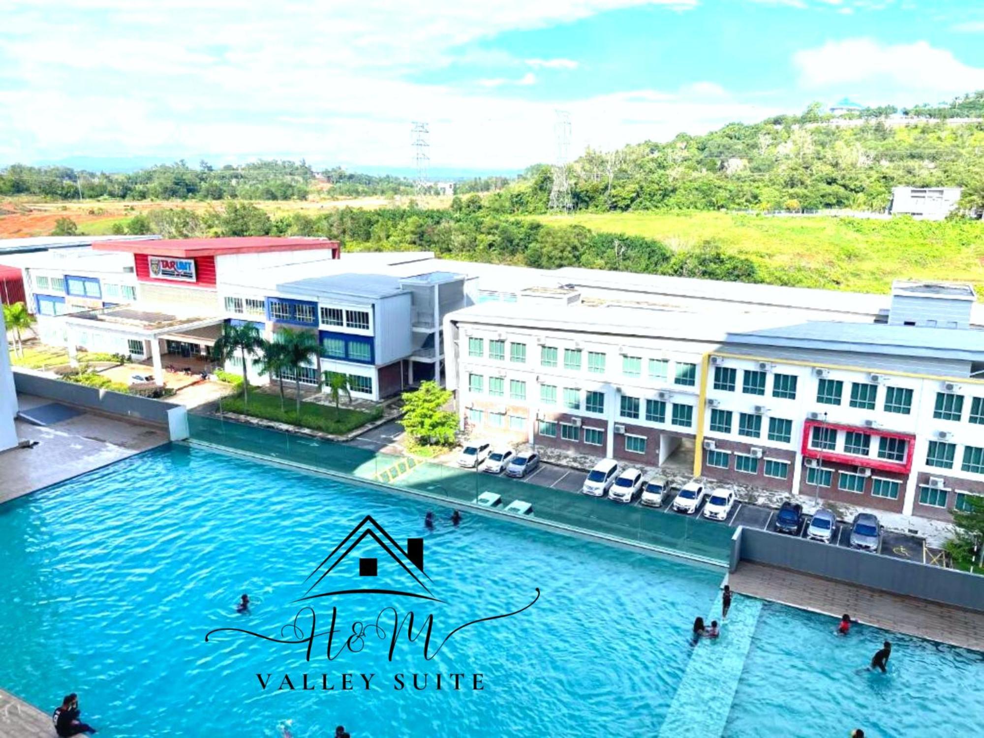 H&m Valley - Pool View Apartment