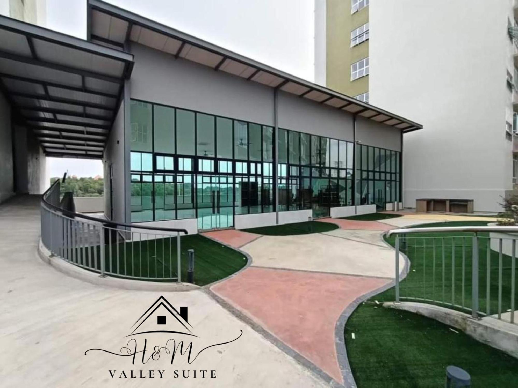 H&m Valley - Pool View Apartment
