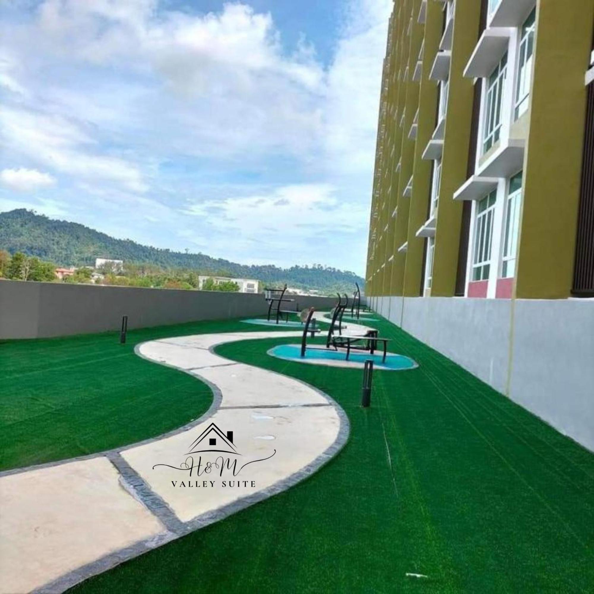 H&m Valley - Pool View