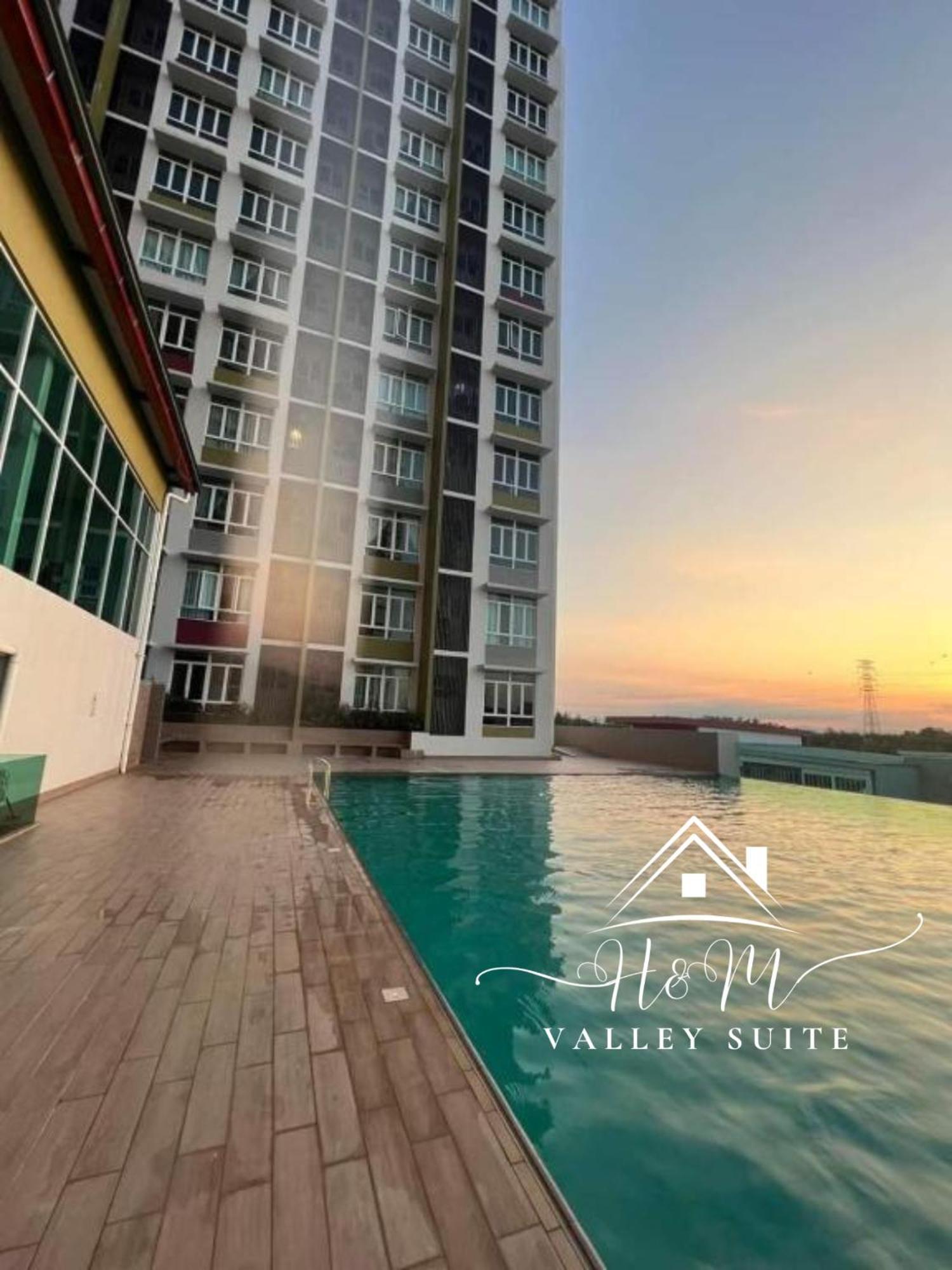 H&m Valley - Pool View Apartment